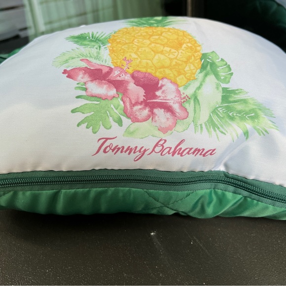 Moving sale** Tommy Bahama pineapple quilted outdoor packable blanket - Picture 3 of 4